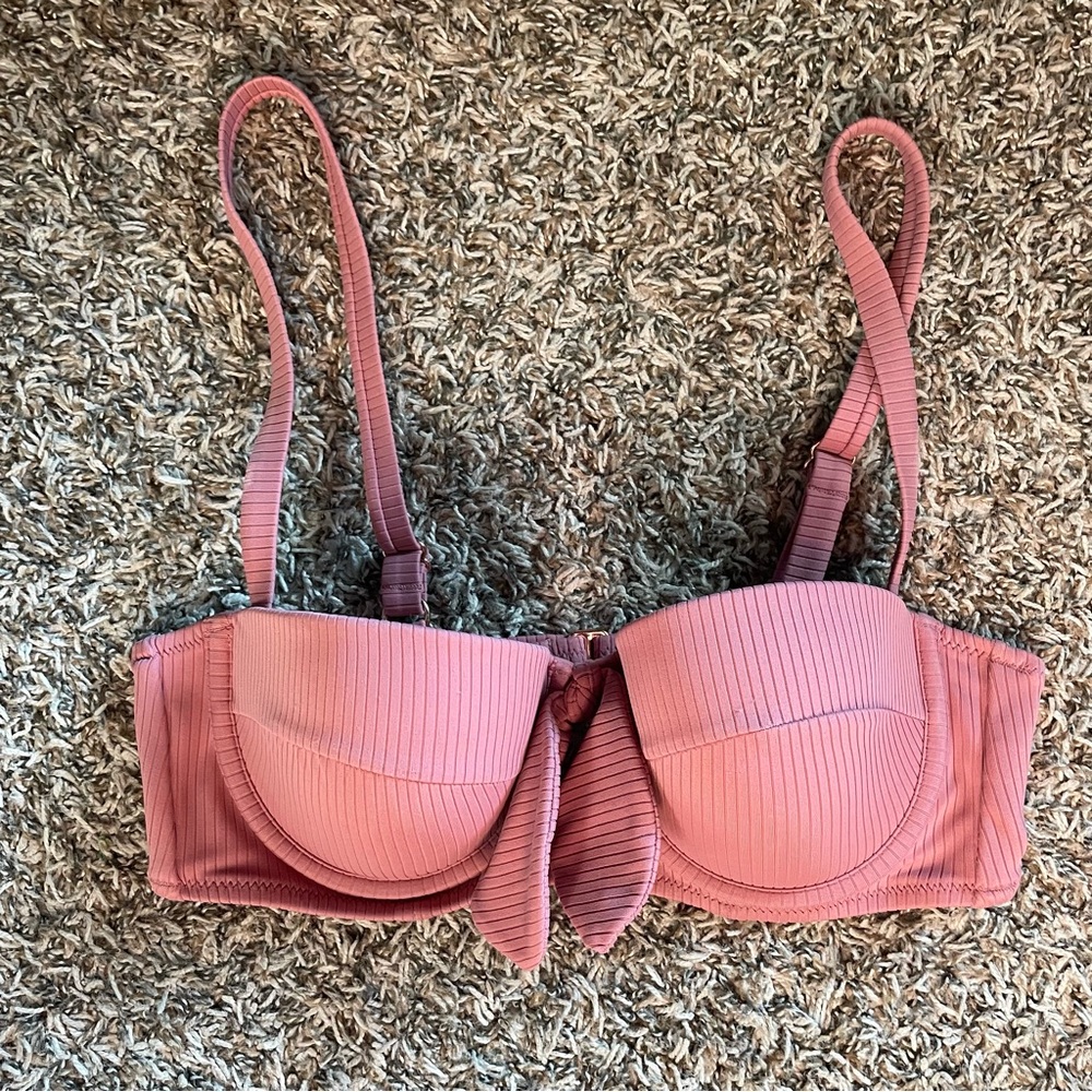 Cute swim top 34b